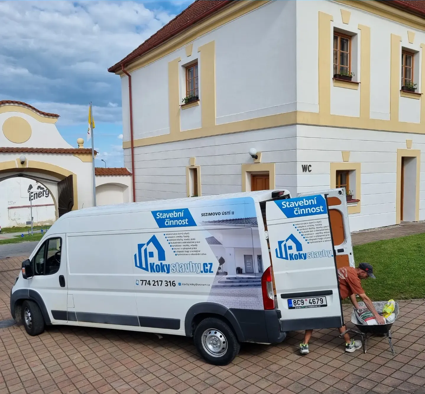 Dodávka Koky stavby s materiálem před budovou fary ve Veselí nad Lužnicí