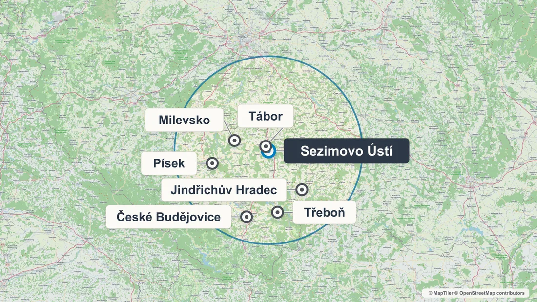 Mapa působnosti Koky stavby: okruh 65 km kolem Sezimova Ústí s vyznačeným Táborem, Milevskem, Pískem, Českými Budějovicemi, Třeboní a Jindřichovým Hradcem